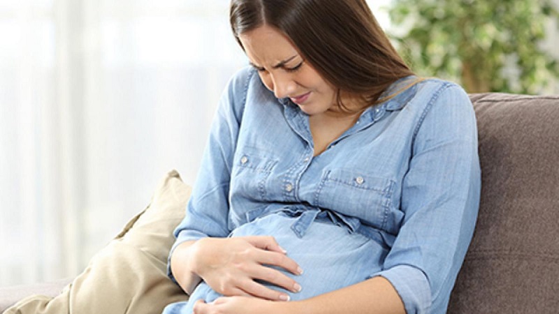 Triệu chứng chính là thai phụ cảm thấy đau bụng dưới dữ dội, đau liên tục